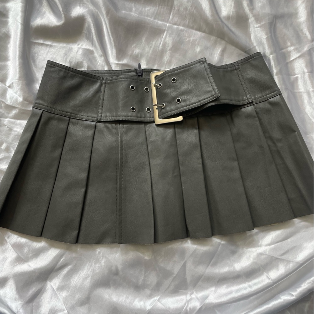 Trendy Faux Grey Leather Pleated Skirt, Size: S